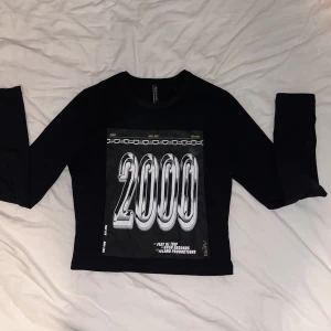 Crop top - Svart crop top med 2000’s stil. Sitter fint och lite över naveln. 