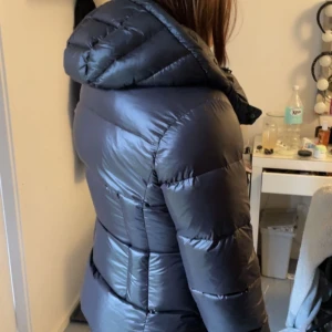 Superdry jacka - Säljer nu min superdry jacka då jag bara använt den en gång, inga defekter, jätte varm och sitter fint i höfterna. Org pris 1200 men säljer för 850