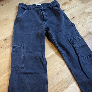 Baggy cargo - Från Hm, storlek 40 men skulle mer säga 38 och 36. Innerbenslägnd: 82 (mot de kortare hållet för mig som är 178, men funkar)