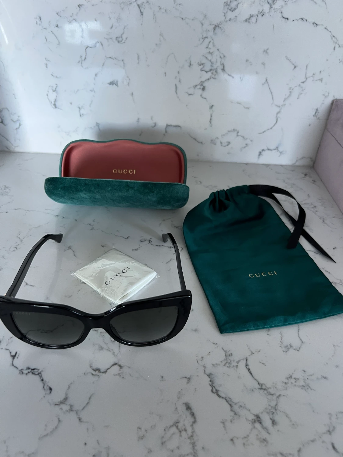 Gucci solglasögon svart - 90