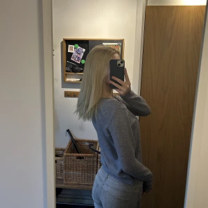 Grå finstickad tröja - Perfekt stickad tröja att ha i garderoben som basplagg, är i storlek S men passar även Xs🩷