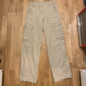 Cargopants - Low/midwaist beiga cargopants från H&M, strl 38💘 Dom passar storlekarna 34-40(XS-M), beroende på vilken passform man vill ha(baggy, straight mm). På mig som strl 38/M, 162 sitter dom straigt/lite baggy & lite längre. 