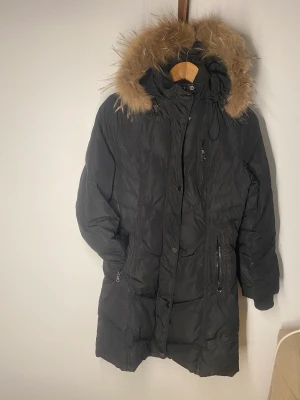 Vinterkappa/dunkappa - Säljer min  dunjacka med äkta pälskrage på hoodien. Den är jätte varm och tål snö och regn.