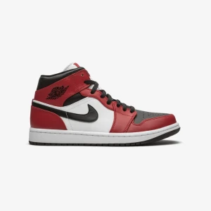 Air Jordan 1 Mid Chicago Black Toe - Jätte fint i skicket 9/10! Box medföljer och även kvitto! Köpa på Zalando! nypris mellan 1800-2700kr beroende vart:)