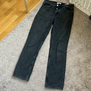 Midwaist zara jeans - Använd ett antal gånger men är fortfarande i bra skick. 