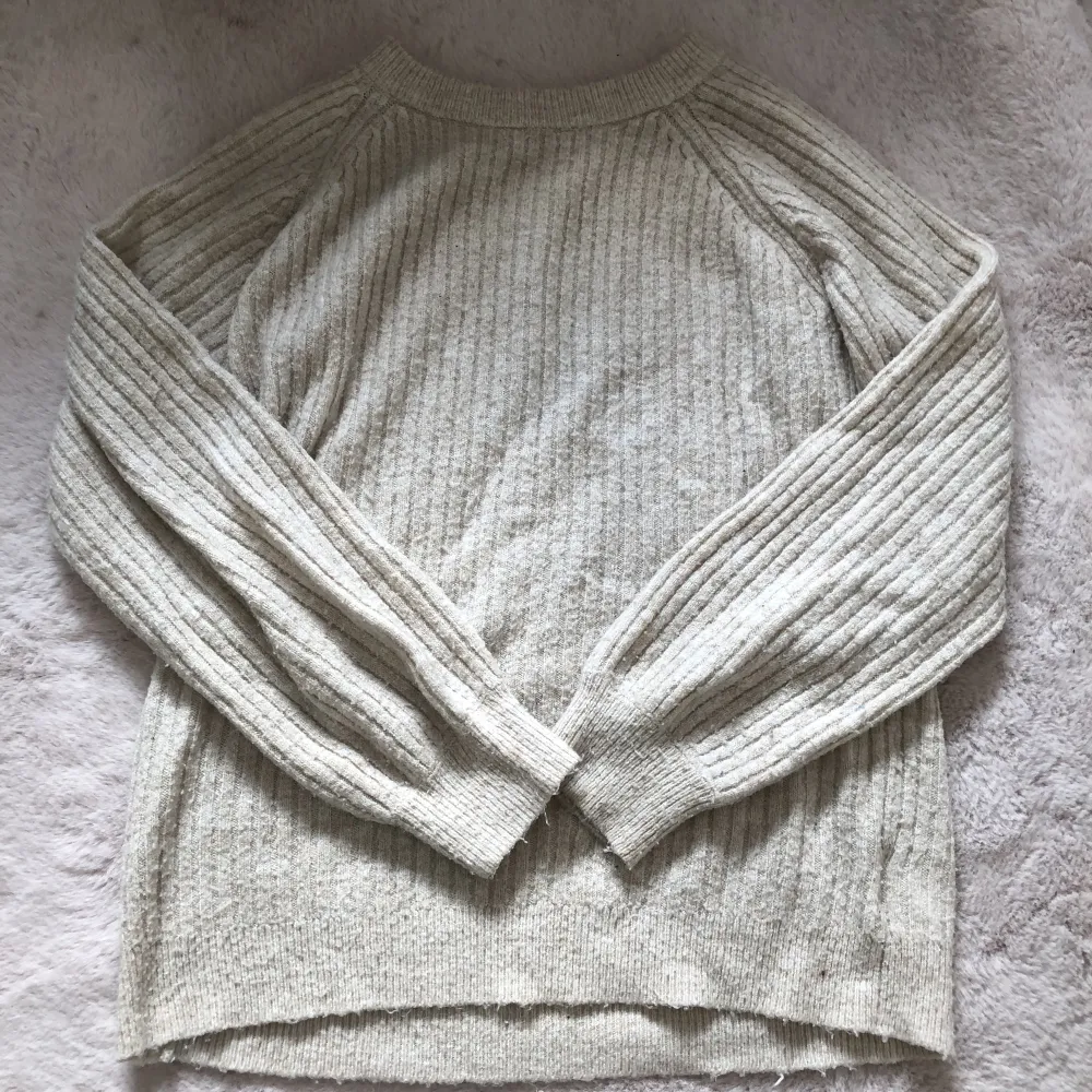 En biege ribbstickad tröja från Lindex barn avdelning men jag i storlek S kan använda tröjan som ”oversize”. Tröjor & Koftor.