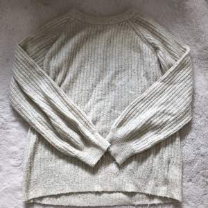 En biege ribbstickad tröja från Lindex barn avdelning men jag i storlek S kan använda tröjan som ”oversize”