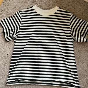 Randig t-shirt - Använd fåtal gånger, men har lite sminkfläckar. 