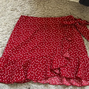 Röd volangkjol med hjärtan  - Knappt använd, fint skick