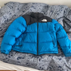 North face  - Den här jackan använda jag förr vintern och nu har det blivit för liten. Klotet den från jumpyard har inget kvitto. Och den är väldigt bra i skick