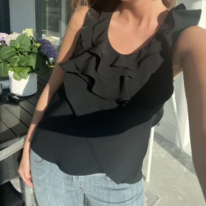 Topp  - Topp med fina volangdetaljer