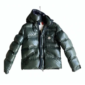 Moncler jacka - Säljer nu min kära moncler jacka då den kommer till för lite användning. Köpte den second hand av en tjej som köpte den på vestaire collective.🤍Jackan har inget äkthetsbevis, därav priset. Storlek 164/ 14 Y men passar mig som är en S! Skriv för fler bilde