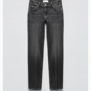 Low waist jeans - Säljer dessa svarta low waist jeans från zara storlek 36. Nypris 399kr säljer för 160kr