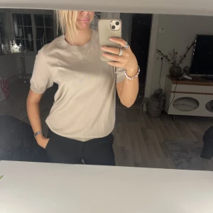 Lindex t-shirt - Säljer nu denna beiga t-shirt dom har lite längre ärmar än en vanlig t-shirt. Superfin men kommer tyvärr inte till användning längre. Hör av er vid intresse💕