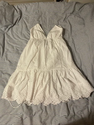 Zara sommarklänning  - väldigt bra skick , använd ca 2 gånger , kom gärna med prisförslag