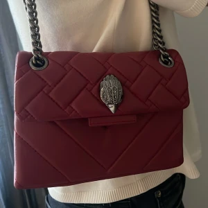 Kurt geiger väska - En jättefin Kurt gegier väska, jag fick i julklapp nu i vintras. Nästan aldrig använt då jag känner att den inte riktigt är min stil. Men hur fin som helst och i väldigt bra skick. Kan även skicka flera bilder om det önskas❤️Nypris 1800, budgivning gäller 