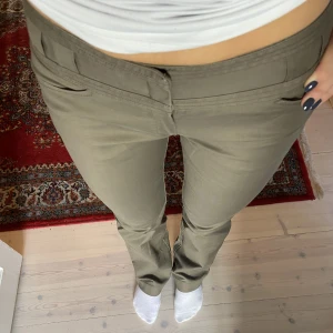 Lågmidjade byxor - Såå din militärgrön färg, asfin midja som är lägre än vad den ser ut på bilden. De är också lite vidare där nere än vad bilden visar🫶🏼