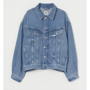Ny lee x hm jeansjacka  - Säljer en ny oversized jeansjacka från lee x hm kollektionen!! Använd max 1 gång 💕💕 jackan är i storlek M och är oversized på mig som oftast har storlek xs och 161 cm lång. 