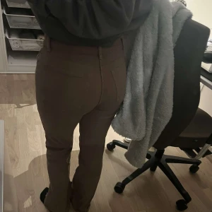 Bruna jeans  - Köpa från hm använt få tal gånger, lågmidjade i stolek 36. Original pris 300kr
