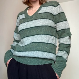 Grön stickad tröja - Äldre gröndranding stickad tröja från h&m (märket Highlanders). Står storlek M men skulle snarare säga S. OBS! Hål i båda armhålorna, se bild 3. Går förmodligen lätt att sy ihop med garn igen (: 