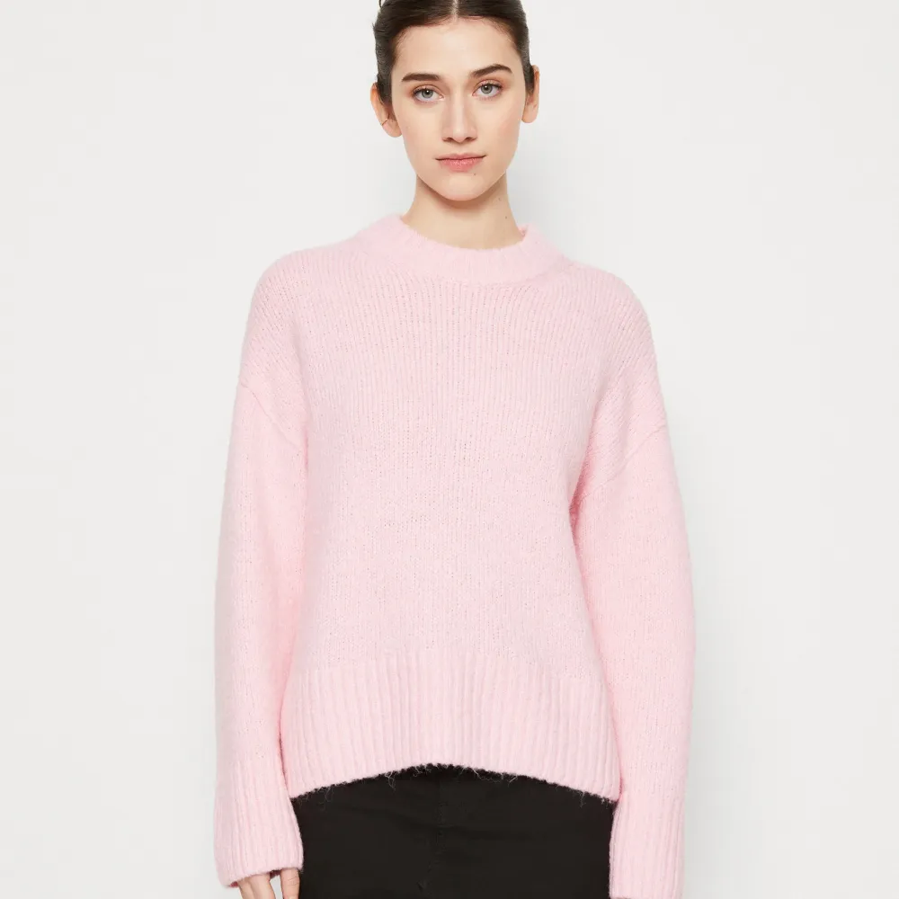 Säljer denna fina rosa stickade tröjan från Gina Tricot! Knappt använd och är därför i bra skick😍🙌🏼 slutsåld överallt! Perfekt för hösten!💕🍁 Storlek: M men passar S då den är liiite oversized. Stickat.