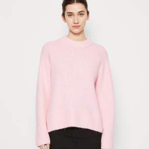 Säljer denna fina rosa stickade tröjan från Gina Tricot! Knappt använd och är därför i bra skick😍🙌🏼 slutsåld överallt! Perfekt för hösten!💕🍁 Storlek: M men passar S då den är liiite oversized