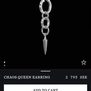Säljer detta chaos Queen earring i silver, har tröttnat på det o kommer därför inte till användning❤️
