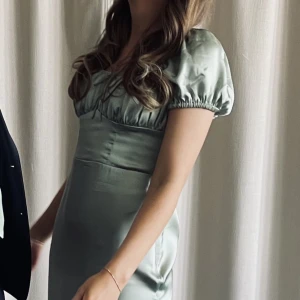 Klänning - Superfin klänning! Använd en gång på bröllop, fått en minireva, men syns ej när den är på❤️