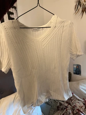 Stickad t-shirt - En vit stickad t-shirt. Unik och köpt på loppis men kom aldrig till användning.🥰
