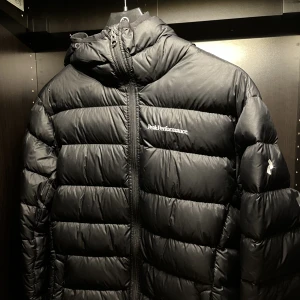 Peak Performance Lucas vinterjacka // jacka  - Passa på att rusta upp till vintern med denna extremt snygga jacka från Peak Performance i den eftertraktade modellen ”Lucas” (slutsåld)  Använd ett par säsonger men med den otroliga kvalitén den har syns det knappt  Storlek: M