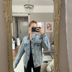 Levis jeansjacka - Kontakta mig för mer info och mer bilder 🤍 oversized och kan inte få tag på längre 