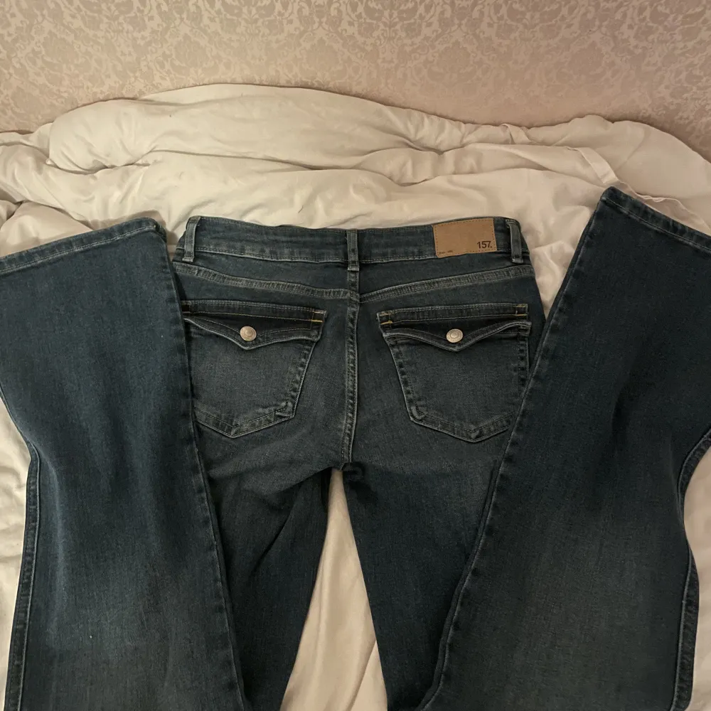 super snygga lågmidjade jeans! Jättefina bakfickor dessutom 🥰 inga defekter helt nyköpt för 400kr men SÄLJER för 300kr ❤️ ‼️tryck ej på köp nu‼️. Jeans & Byxor.