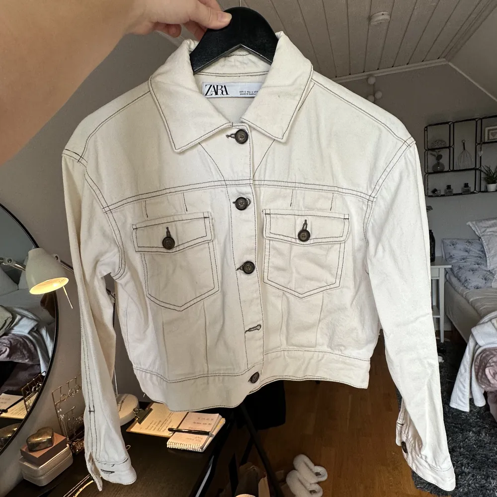 Snygg beige croppad jeansjacka från Zara! Använd en del men ser ut som nyskick. . Jackor.