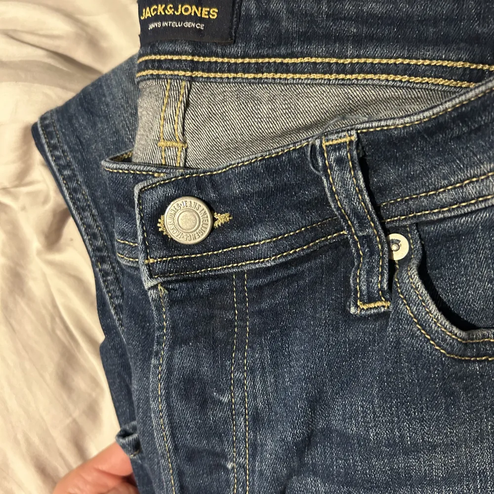 Detta är ett par Jack and Jones jeans. Riktigt snygga och passar till alla outfits. Använda få antal gånger och därmed är skicket 9/10. Ny pris runt 600. Hör av er för fler frågor.. Jeans & Byxor.