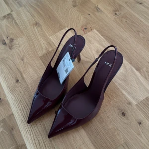 Mango  - Helt nya endast testade. Köparen står för frakten! Nypris: 529kr