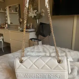 Säljer min Valentino väska som jag köppte på Zalando för 1200kr. Säljer då den ej kommer till användning. (Alldrig använd) Finns bra förvaring i och rymmer mycket.
