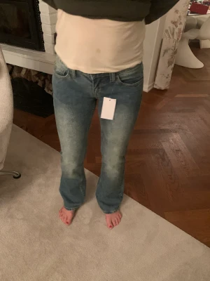 Ett par jätte fina low waist blå jeans ❤️ - Jätte fina low waist blå jeans. Vara prislapp och allt kvar! Passar för dem som är 1,66🙌🏻. Vid snabb affär kan jag diskutera pris💓💓