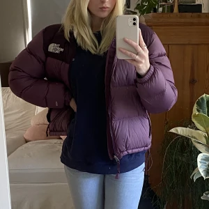 The north face dunjacka  - Säljer denna fina The North Face jackan, perfekt att ha inför vintern! Den är använd en vintersäsong och är nu inne på kemtvätt så att den är nytvättad när den säljs🥰 Den är lite kortare i modellen, väldigt varm och skön!