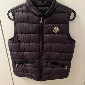 moncler väst  - en mörkblå moncler väst i modellen anni. Är ”barnstorlek” men sitter som en xs/xxs. Den är äkta och i fint skick. 