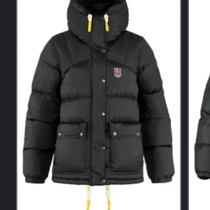Fjällräven jacka - Säljer nu min fina fjällräven jacka då den inte kommer till användning! Den är i nyskick och har inga defekter eller liknande, skriv gärna privat för fler bilder! Är i storlek Xs men passar allt från mindre till större❤️