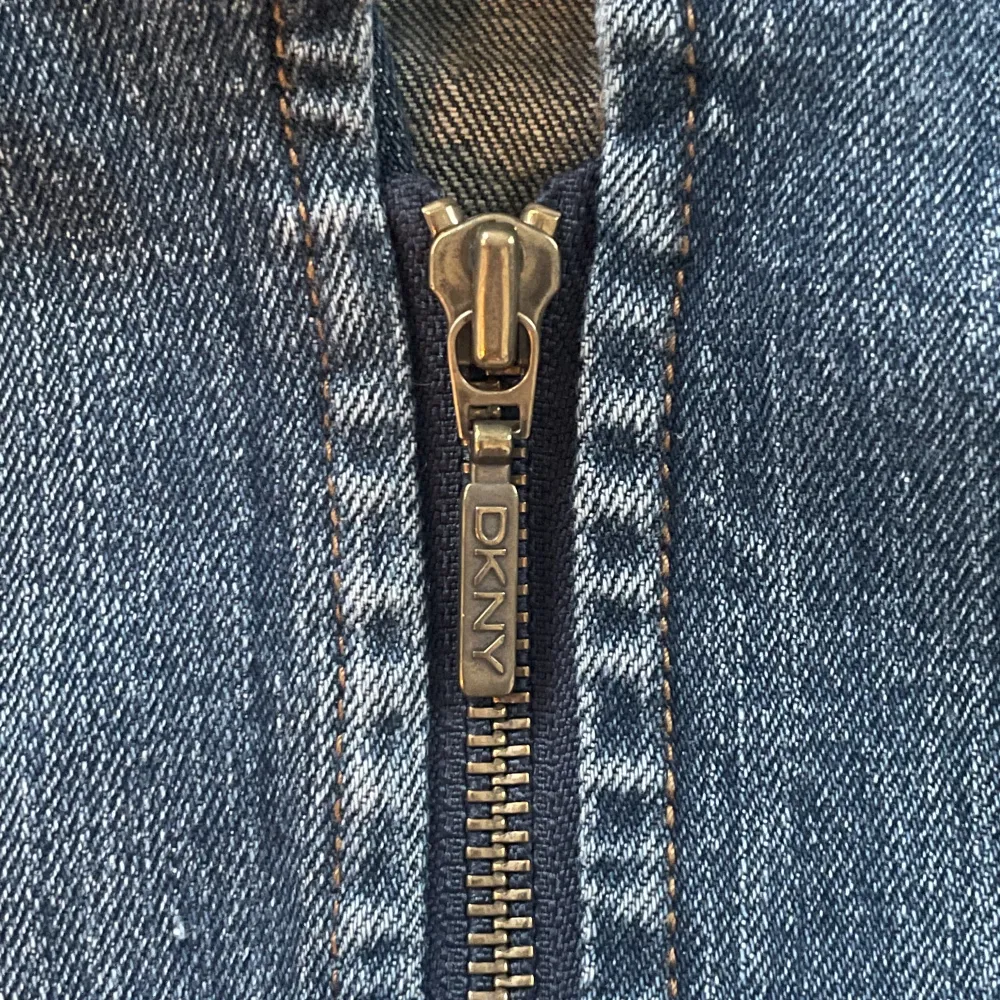 croppad jeans jacka från DKNY, inga slitningar eller defekter i storlek XS🫶🏻💓. Jackor.