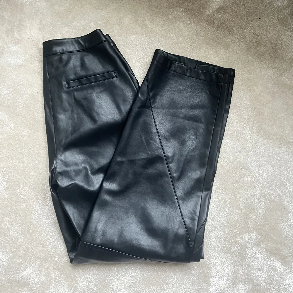 Svarta skinnbyxor från en influenser kollektion med nakd💖. Jeans & Byxor.