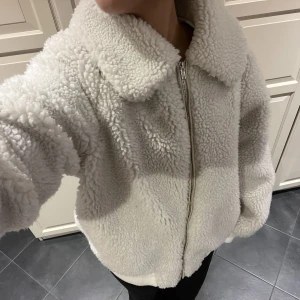 Höstjacka🤍 - Så fin och varm höstjacka. Väldigt fint skick🤍bara att höra av sig om du önskar fler bilder 