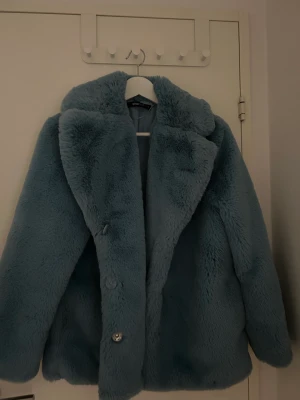 Supercool blå teddyjacka💥 - Otroligt skön teddyjacka i strlk 36❄️🌨️en knapp hänger löst från jackan men det är enkelt att lösa med nål och tråd 🪡färgen är lite svår att visa på bild men jag skickar gärna mer bilder om det är av intresse! 