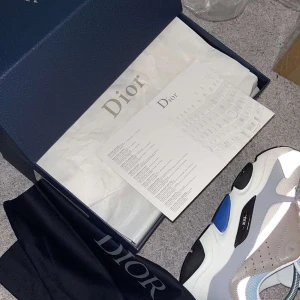 Dior b22 - jag tänkte på att sälja mina dior skor då dem ej kommer till användning. Använda ett par gånger men fortfarande i bra skick, nypris 13 000 kr. Priset kan diskuterats.