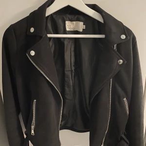 jacka  - svart snygg mockajacka från nelly, använd några gånger men ser ut som ny