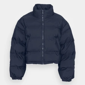 Jacka från Weekday - Säljer min blåa jacka från weekday i croppad modell. Köparen står för frakten💕