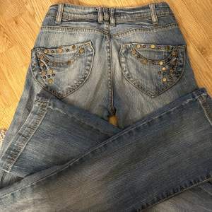 lågmidjade jeans som är från gina tricos gamla collection så dom säljs inte längre. väldigt fina och bekväma med pärlor som detaljer båda på baksidan och framsidan. midja:80 cm innerbenslängd: 82🩷