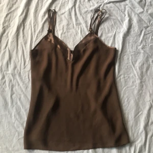 Söt topp - Bra skick, en defekt i sista bilden inget man tänker på när man har på sig den!