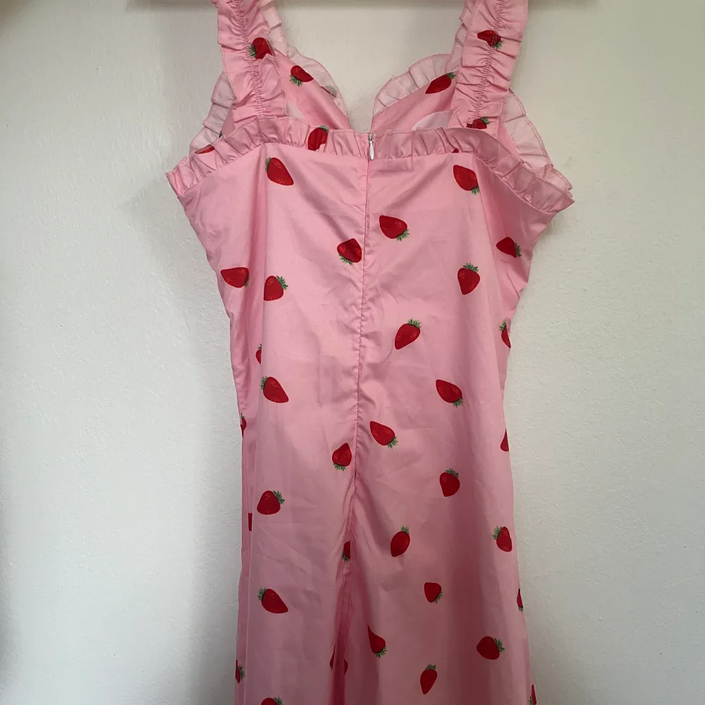 Jättefin, somrig, oanvänd jordgubbs klänning.. Klänningar.